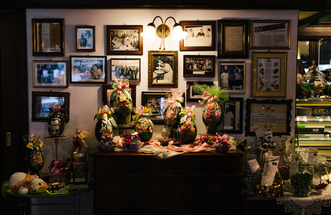 Foto storiche nel negozio della Pasticceria Castelnuovo