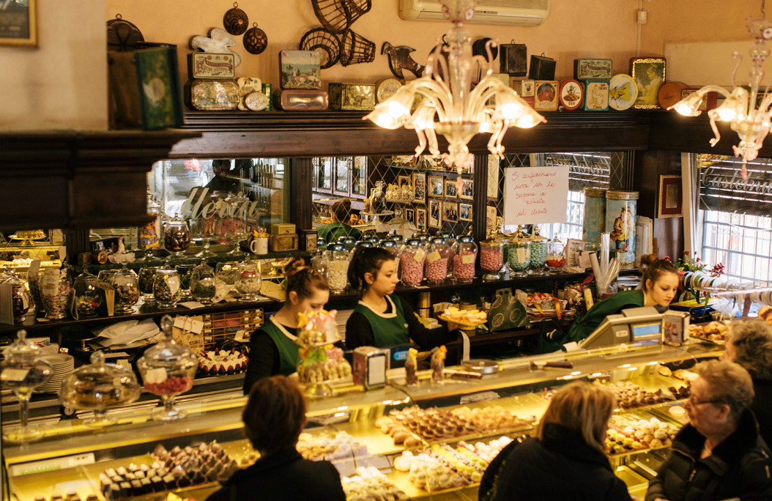 Commesse al servizio nel negozio della Pasticceria Castelnuovo