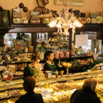 Commesse al servizio nel negozio della Pasticceria Castelnuovo